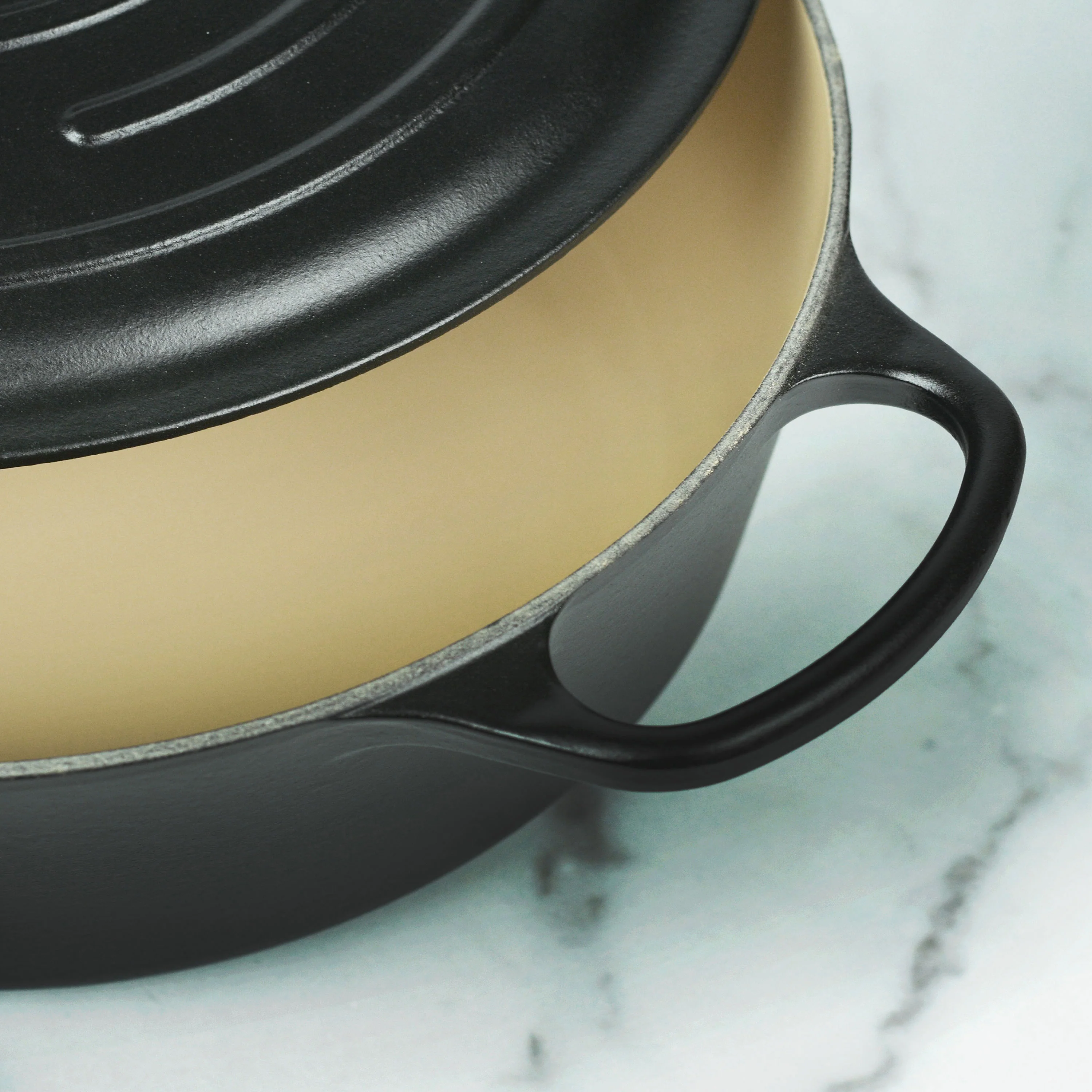 Le Creuset Signature Cast Iron 8-quart Licorice Oval Dutch Oven with Copper Knob - Image 5