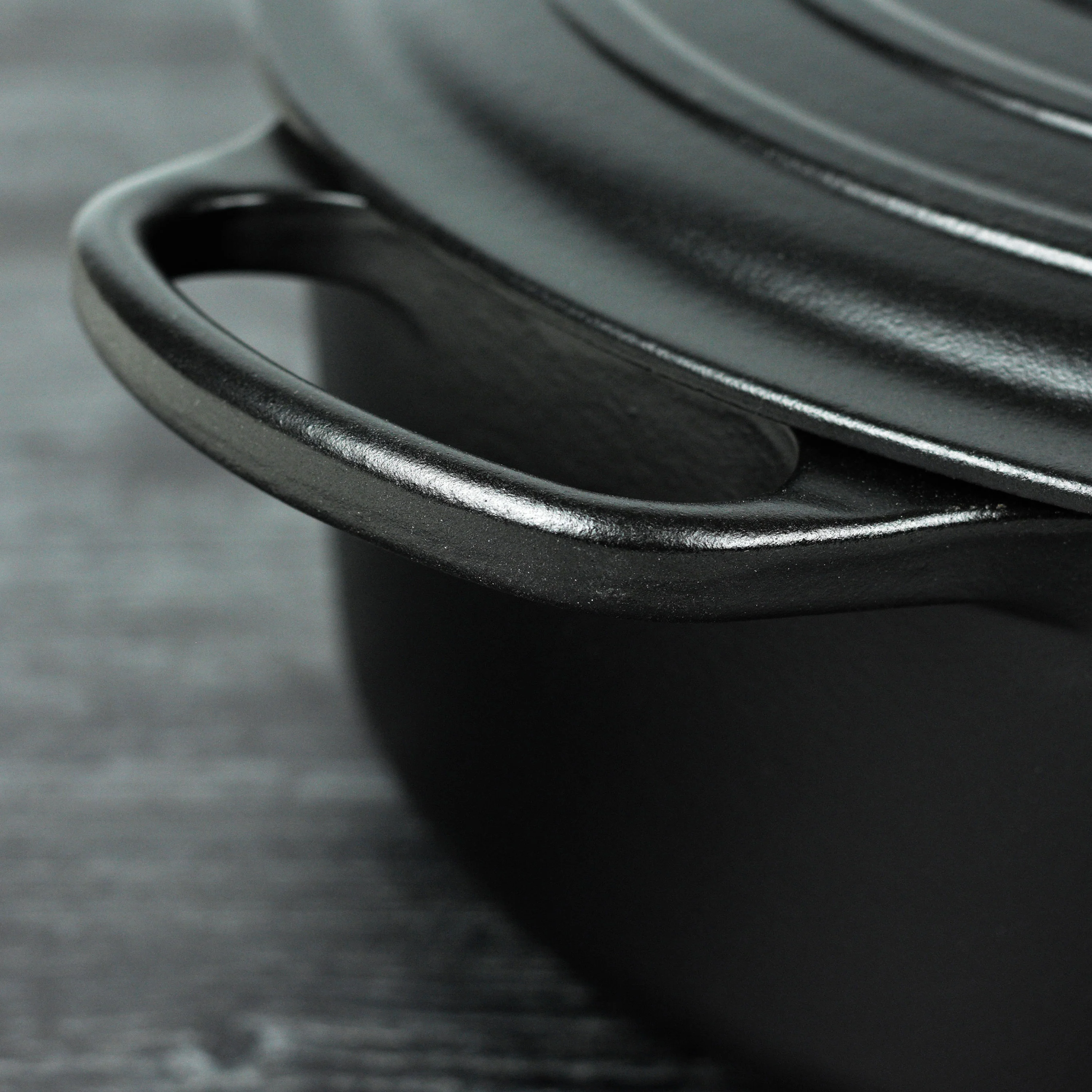Le Creuset Signature Cast Iron 8-quart Licorice Oval Dutch Oven with Copper Knob - Image 6