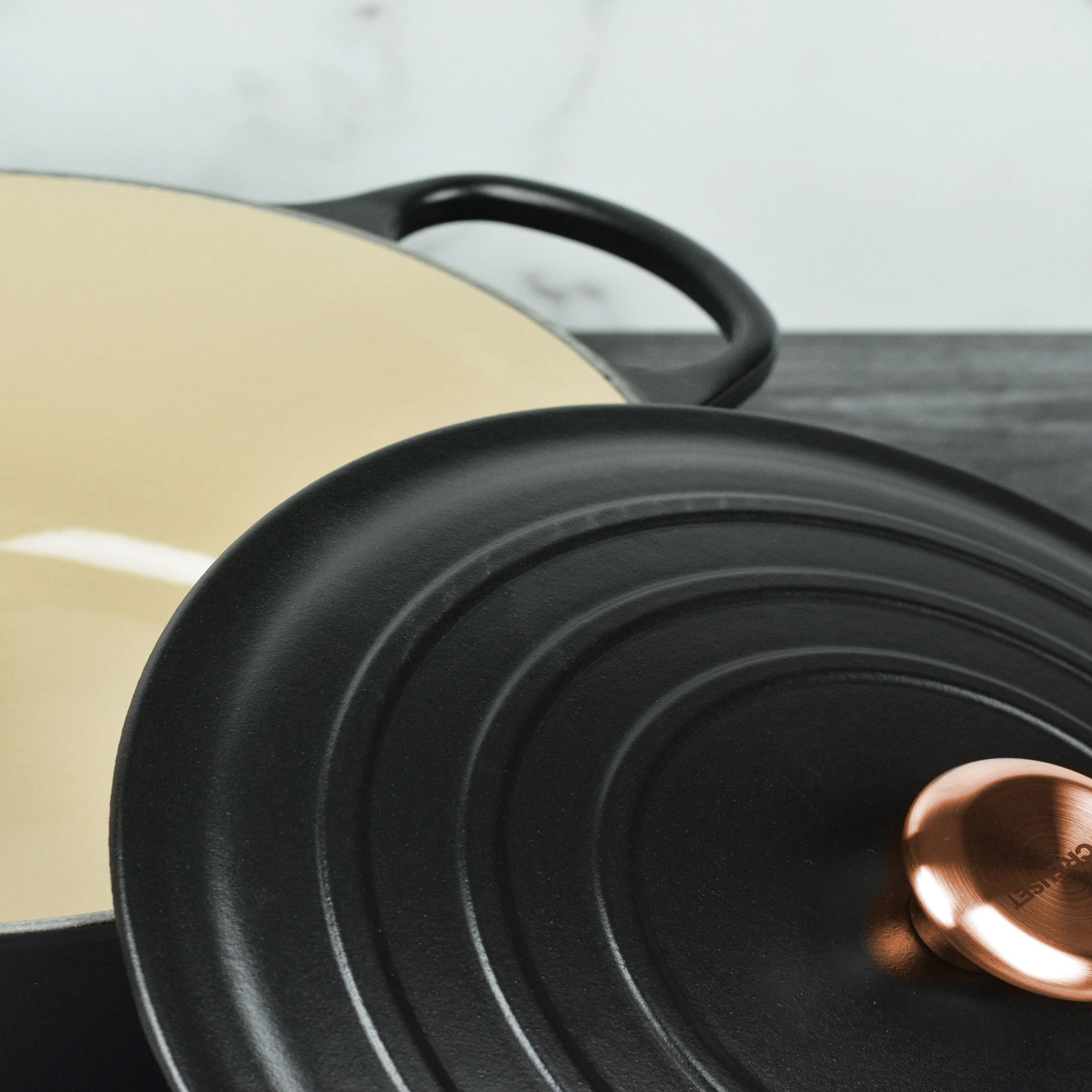 Le Creuset Signature Cast Iron 8-quart Licorice Oval Dutch Oven with Copper Knob - Image 7