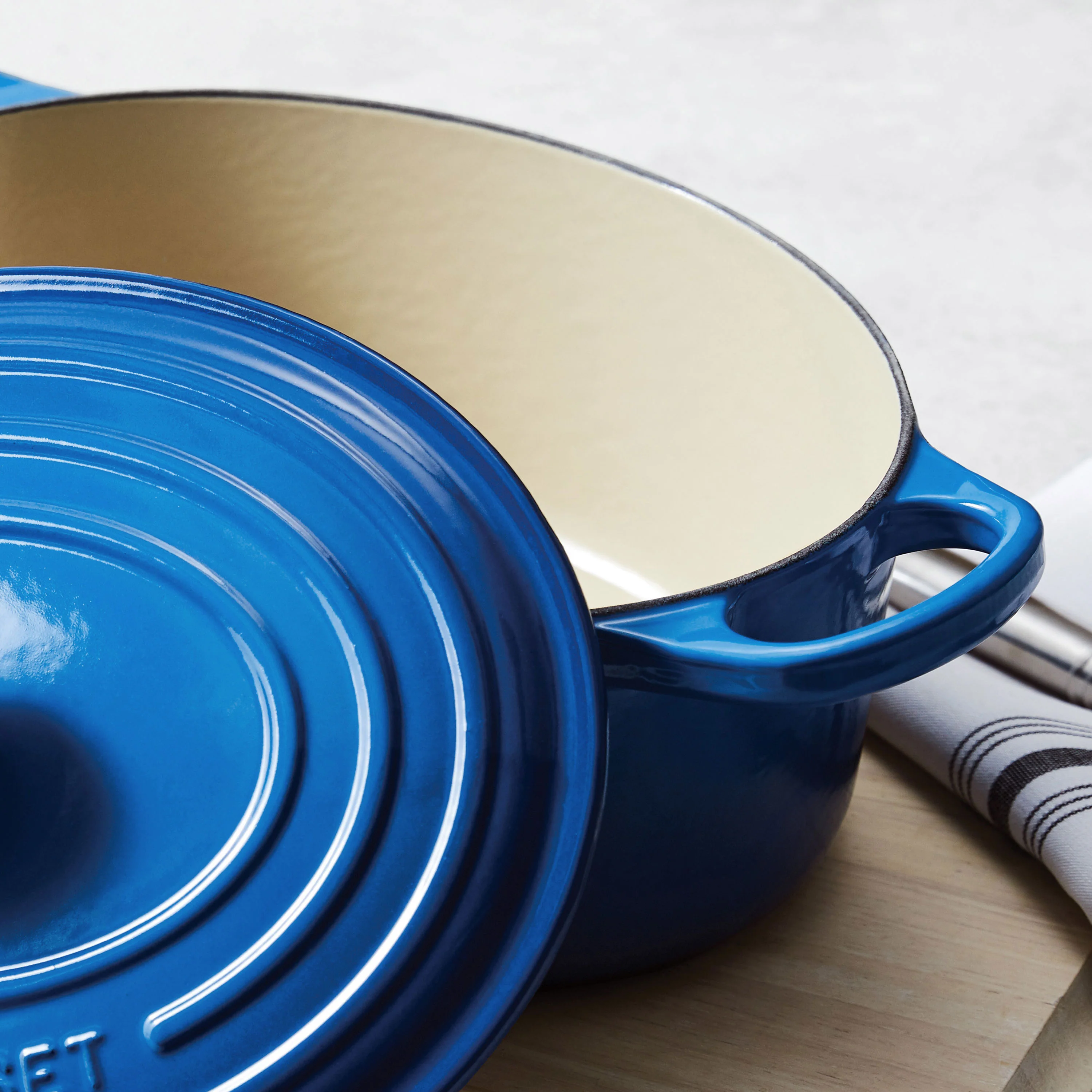 Le Creuset Signature Cast Iron 8-quart Marseille Oval Dutch Oven with Copper Knob - Image 4