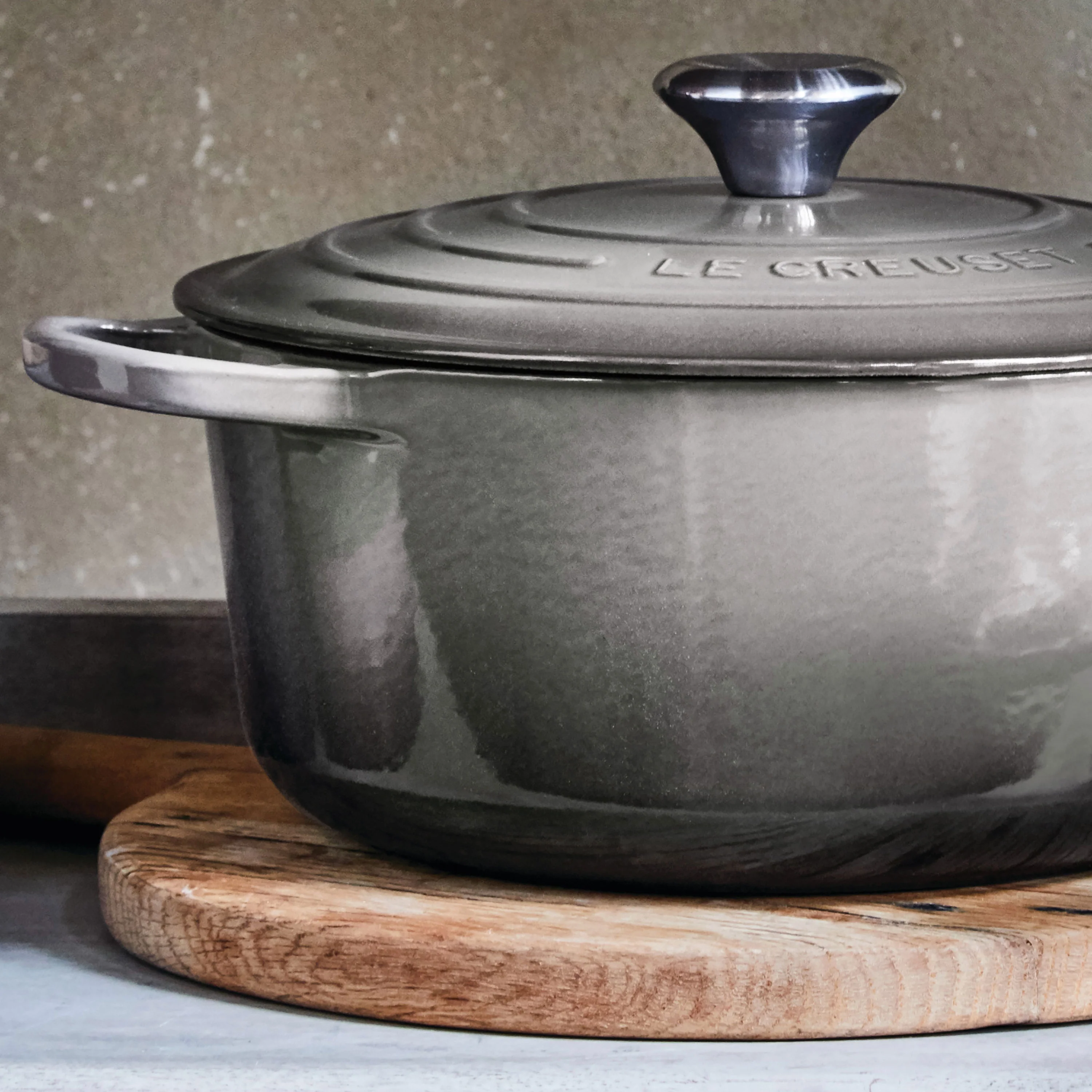 Le Creuset Signature Cast Iron 3.5-quart Oyster Round Dutch Oven & Cookbook Set - Image 6