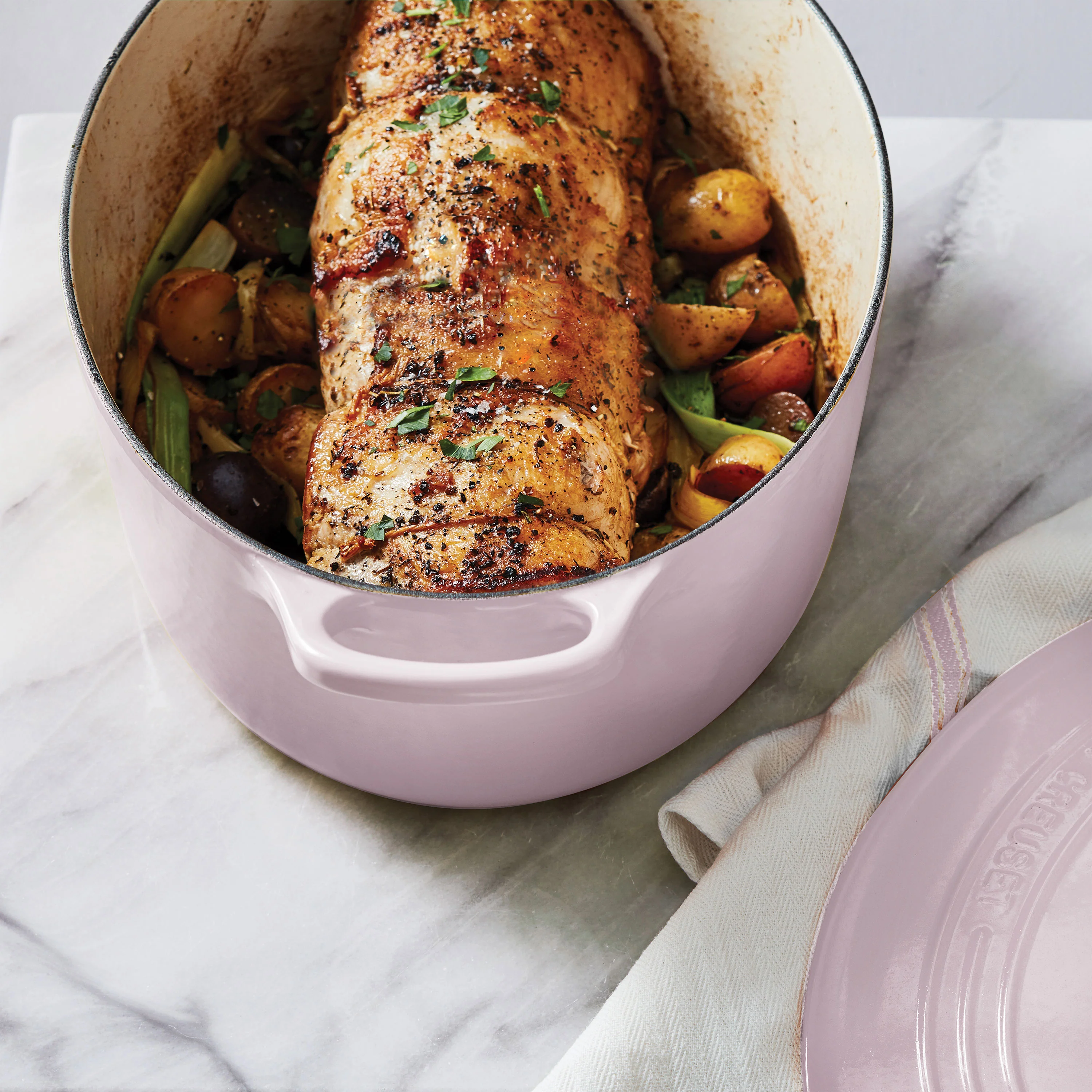 Le Creuset Signature Cast Iron 8-quart Shallot Oval Dutch Oven with Copper Knob - Image 3