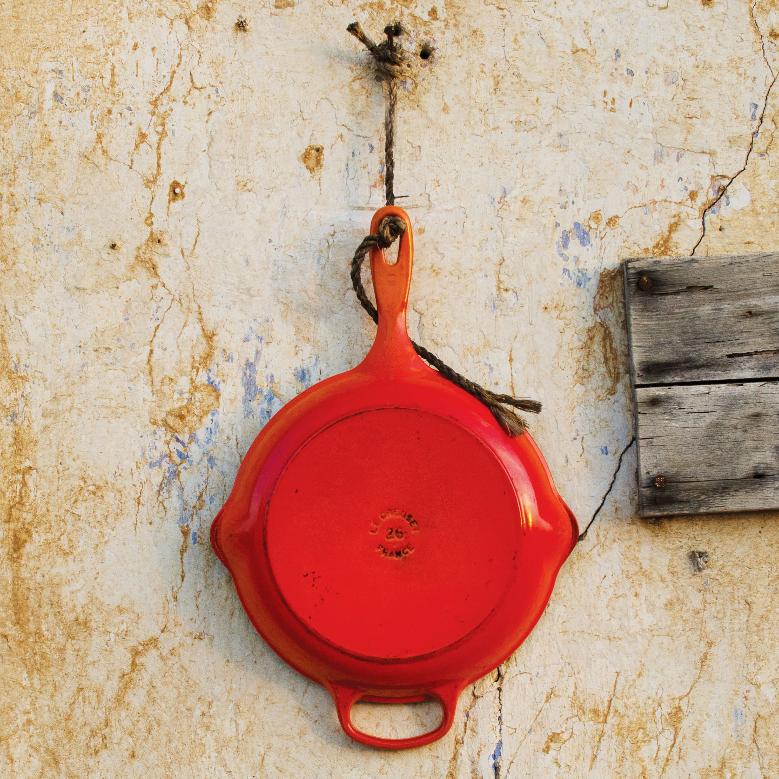 Le Creuset Signature Cast Iron 11.75" Flame Skillet - Image 4