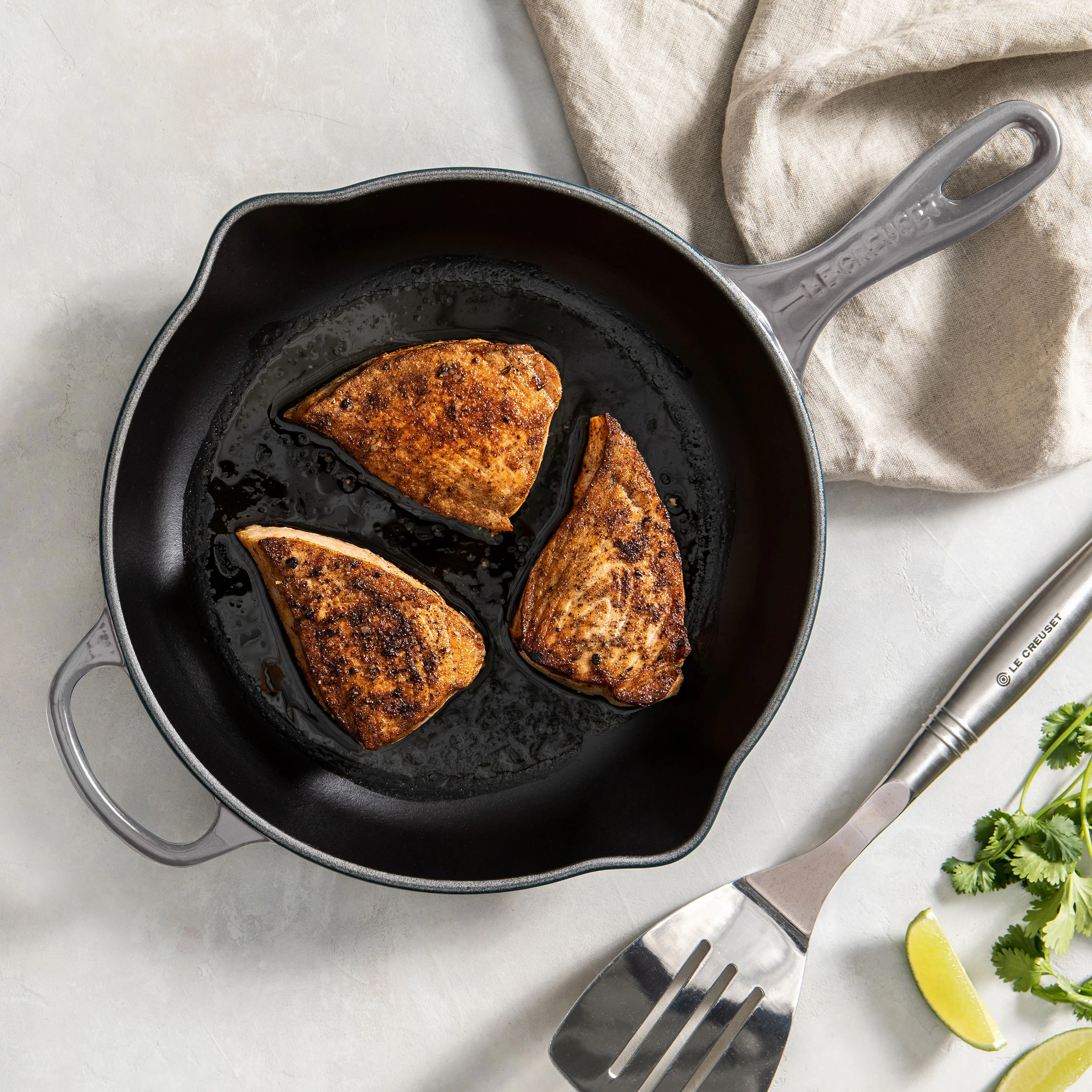 Le Creuset Signature Cast Iron 9" Oyster Skillet - Image 7