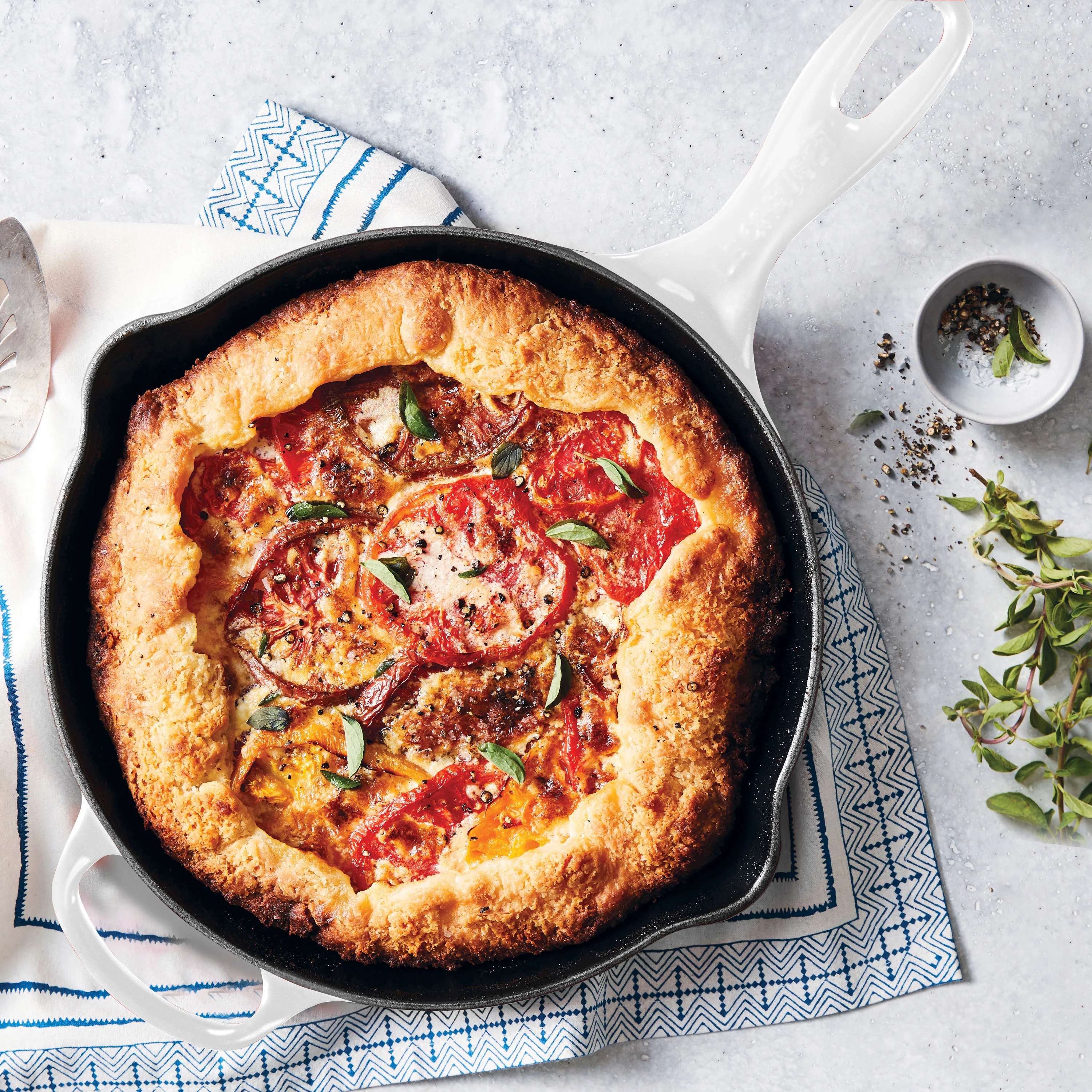 Le Creuset Signature Cast Iron 9" White Skillet - Image 4