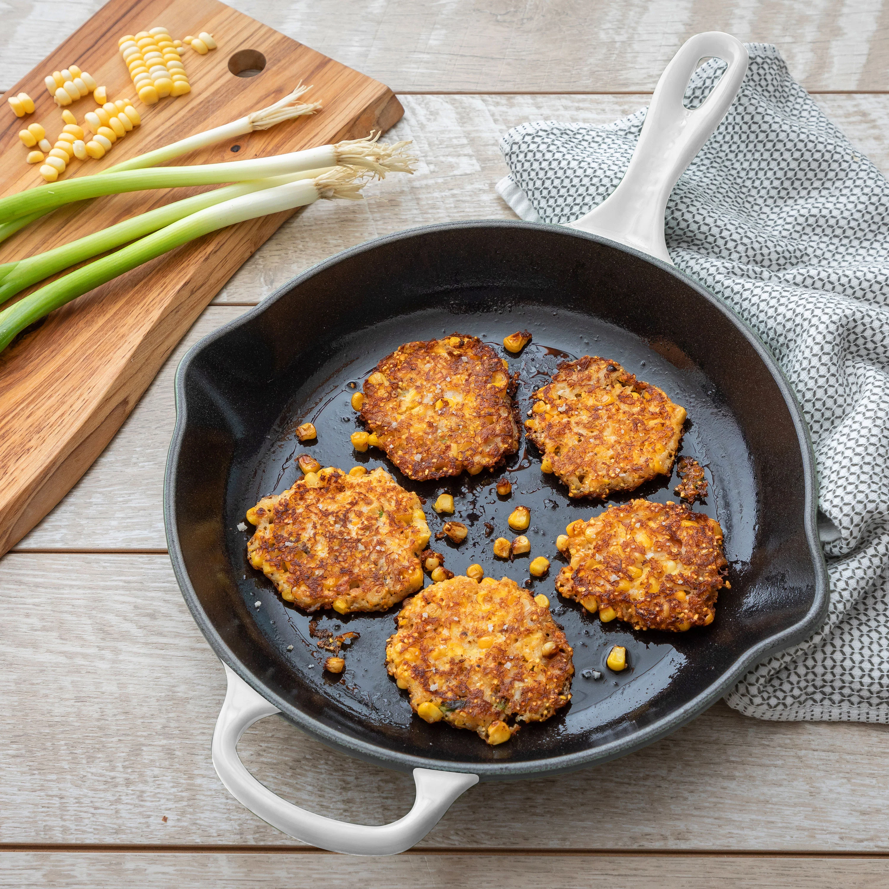 Le Creuset Signature Cast Iron 9" White Skillet - Image 5