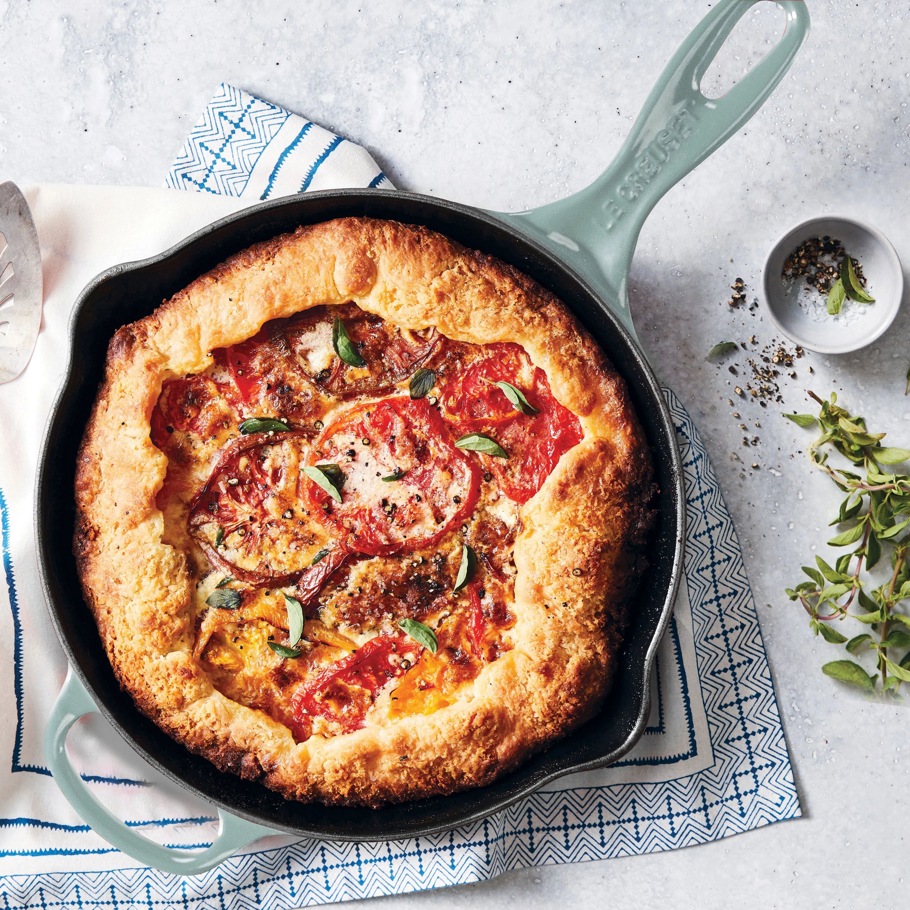 Le Creuset Signature Cast Iron 9" Sea Salt Iron Handle Skillet - Image 3