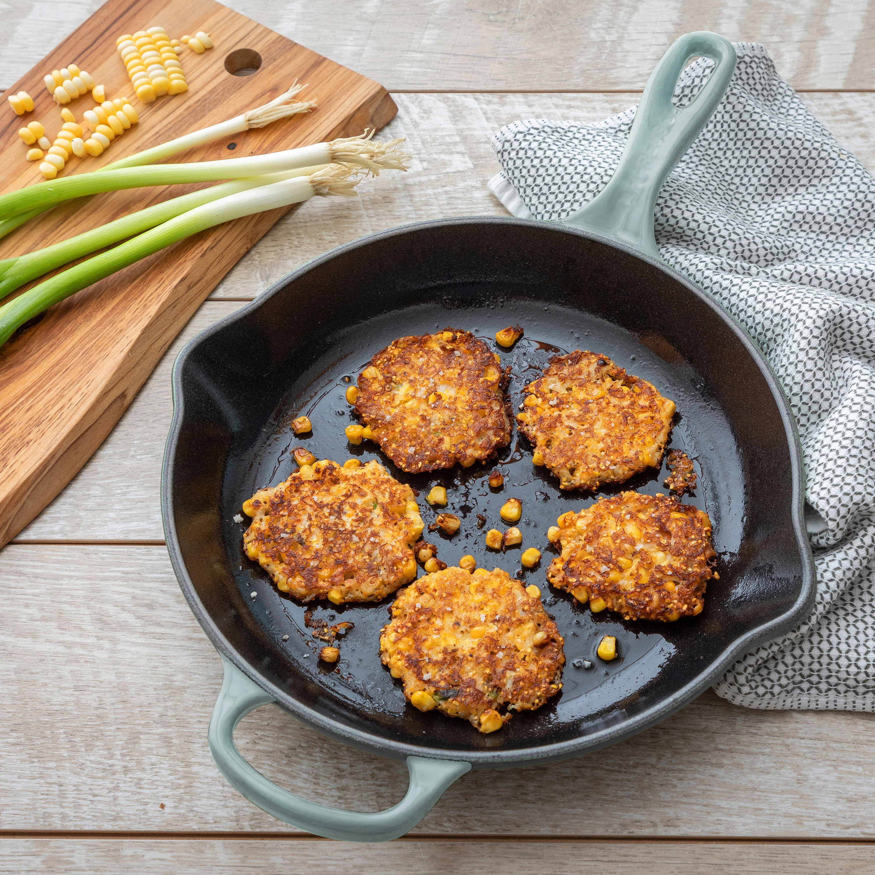 Le Creuset Signature Cast Iron 9" Sea Salt Iron Handle Skillet - Image 5