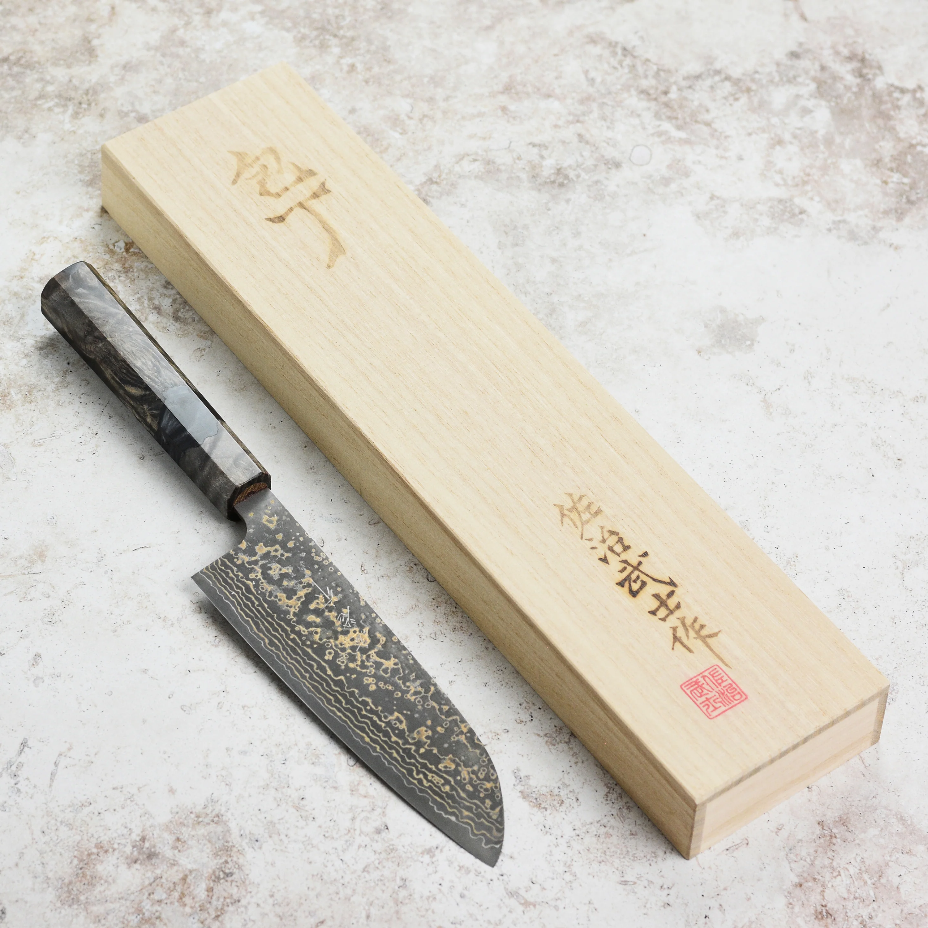 Saji Black Gold Damascus 6.5" Santoku, Stabilized Birch - Image 3