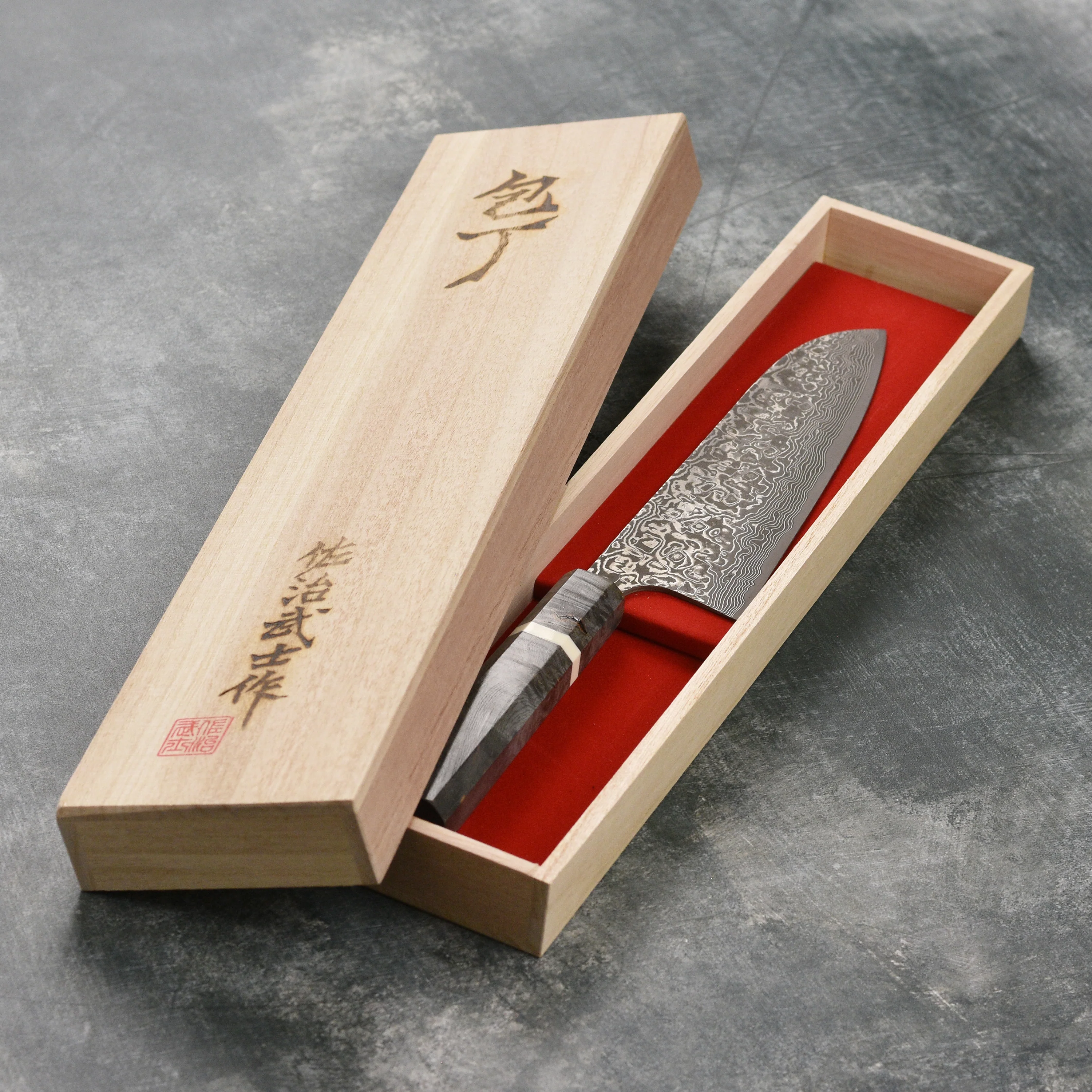 Saji SG2 Black Damascus 7" Santoku, Stabilized Birch - Image 4