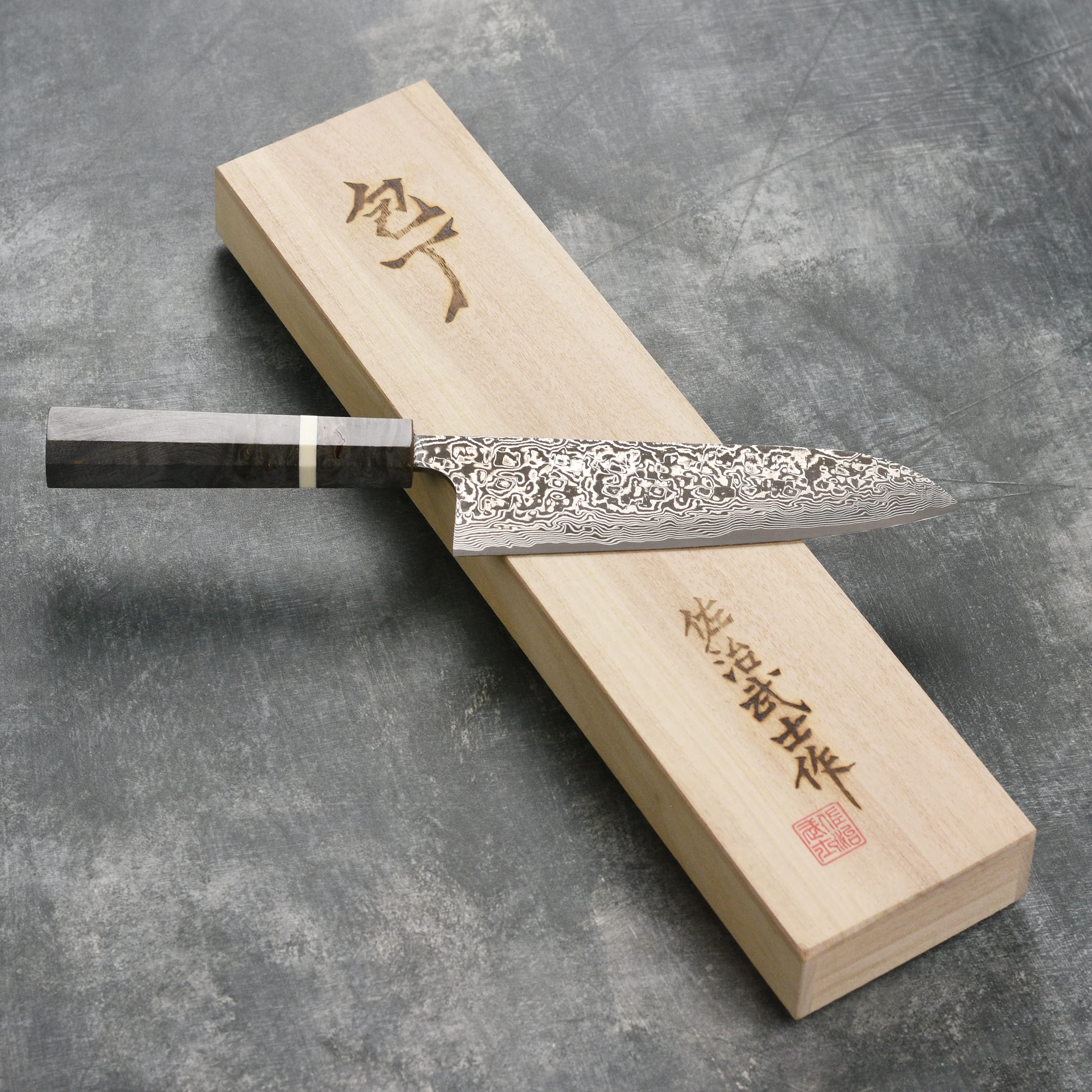 Saji SG2 Black Damascus 7" Santoku, Stabilized Birch - Image 7