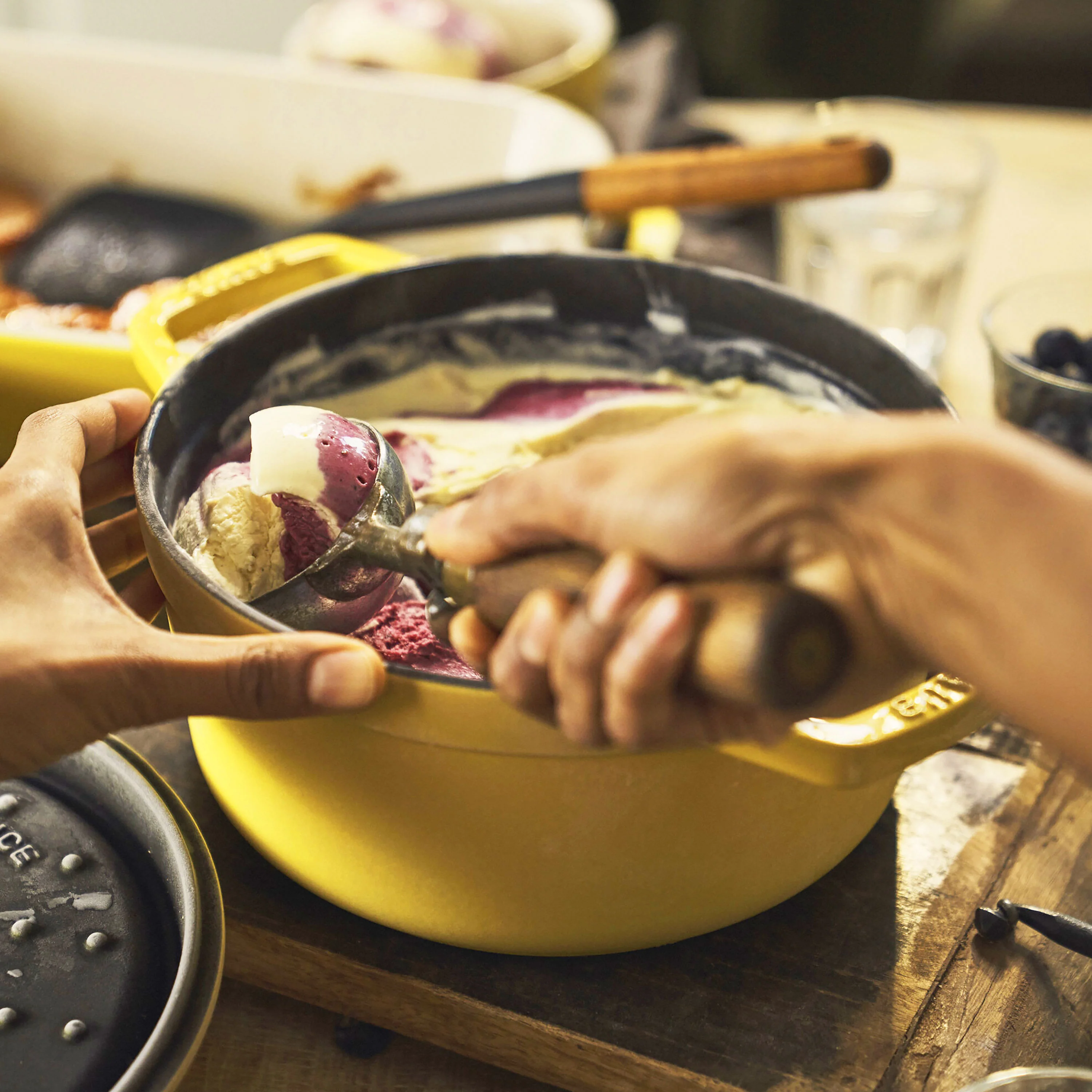 Staub 5.5-quart Citron Round Dutch Oven - Image 7