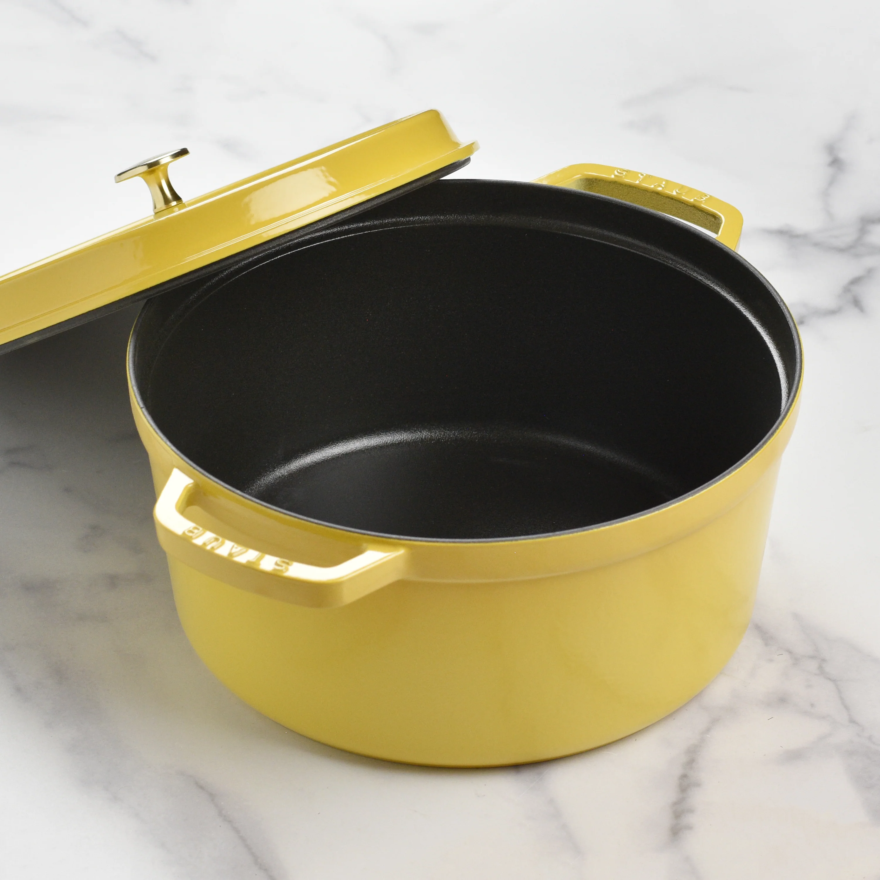 Staub 7-quart Citron Round Dutch Oven - Image 5