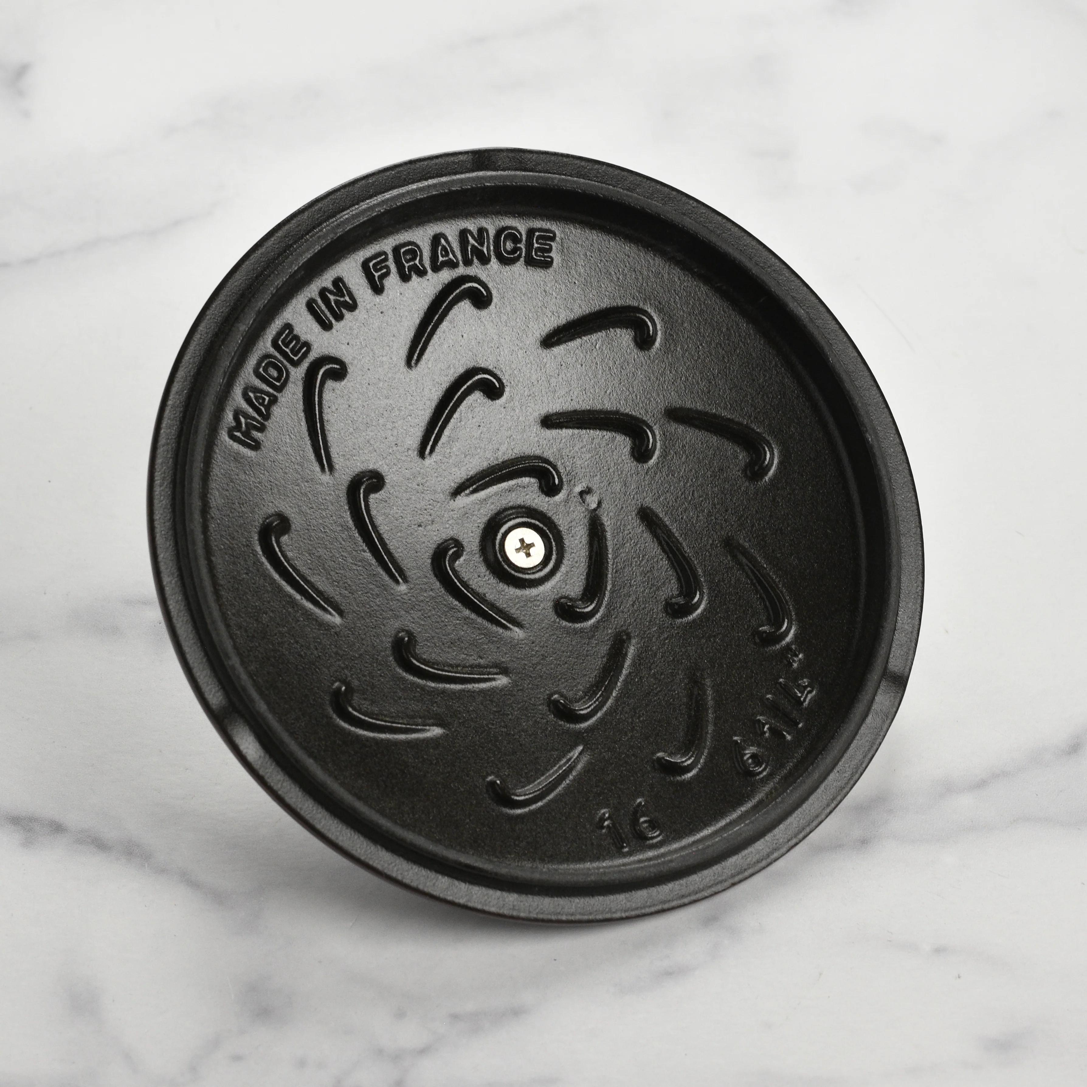 Staub 1.5-quart Grenadine Petite French Oven - Image 4