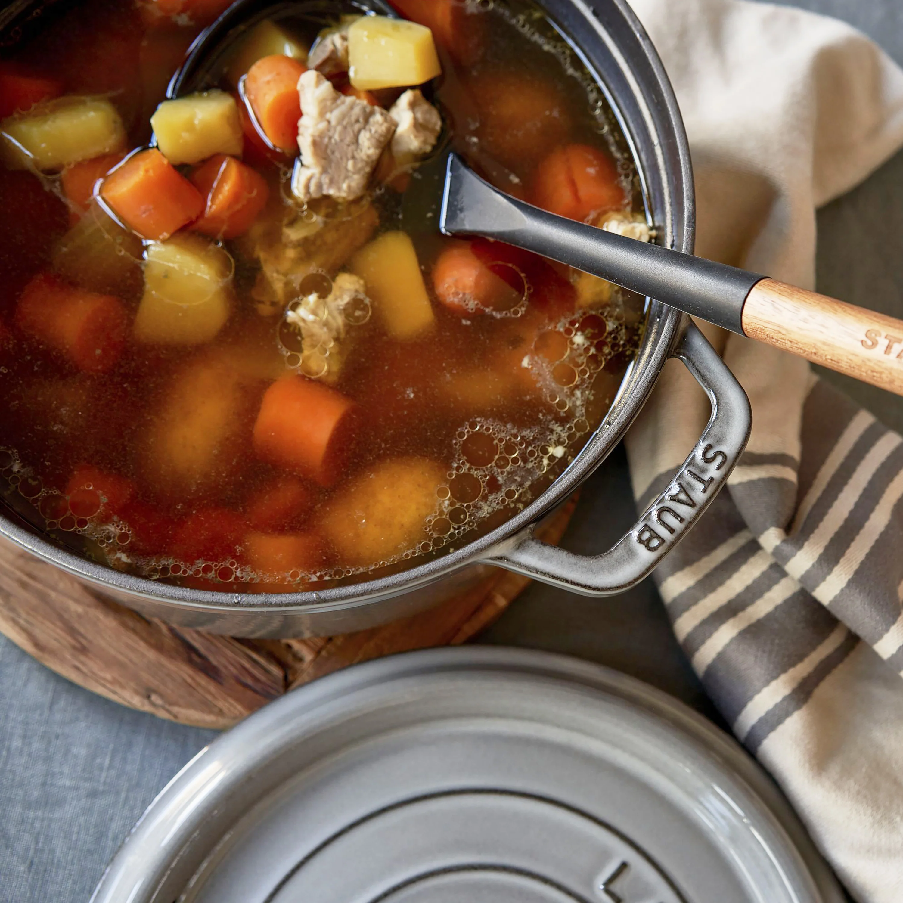 Staub 5.5-quart Graphite Gray Round Dutch Oven - Image 3
