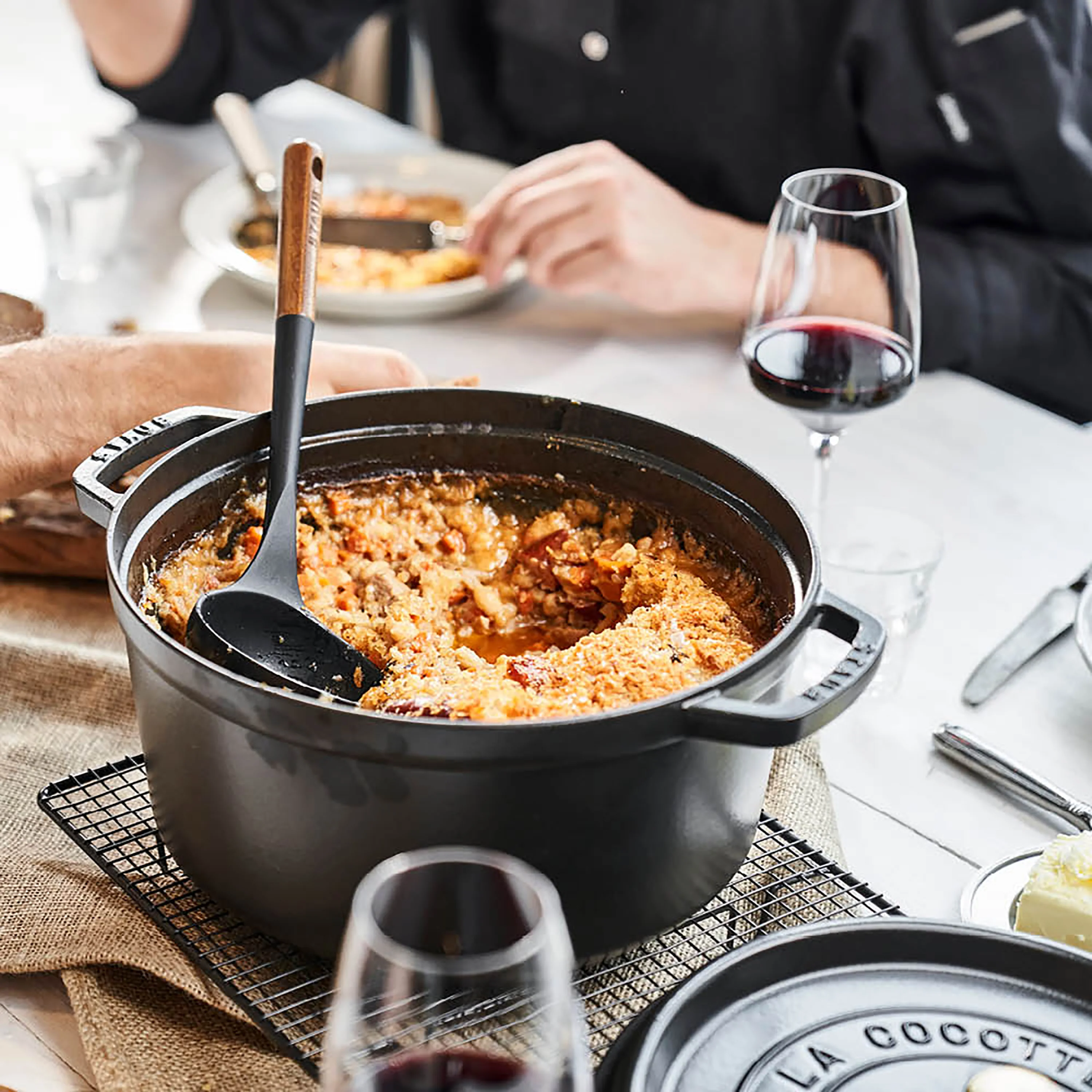 Staub 7-quart Matte Black Round Dutch Oven - Image 2