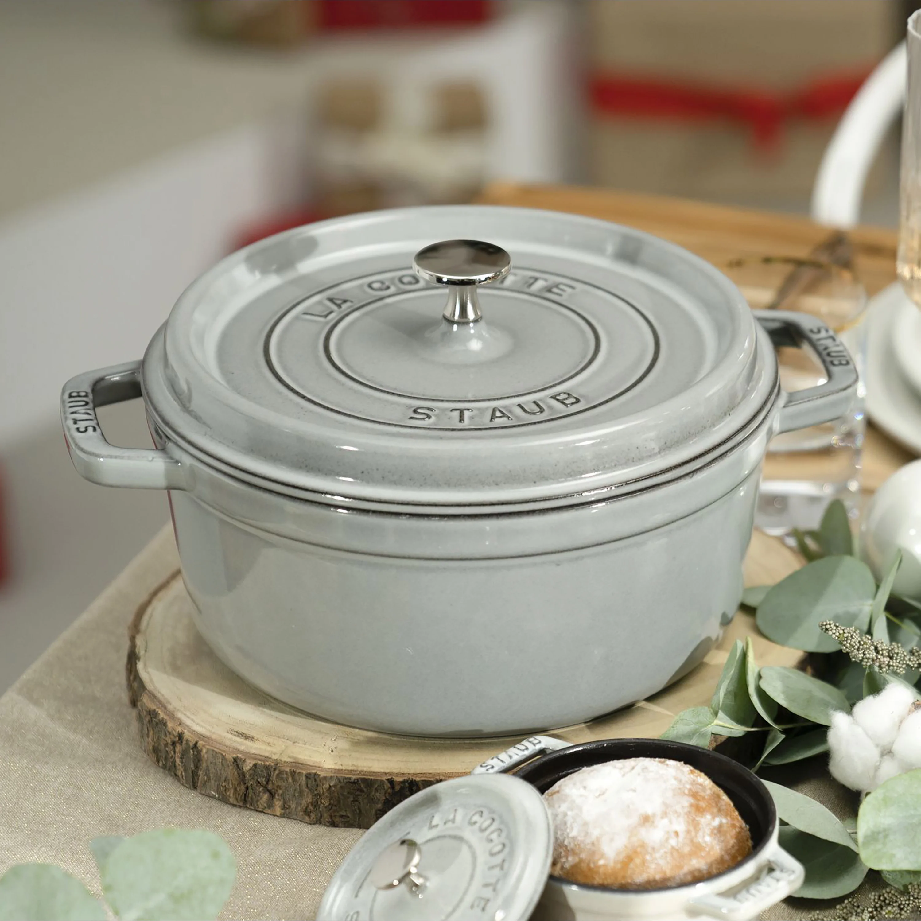Staub 7-quart Graphite Gray Round Dutch Oven - Image 2