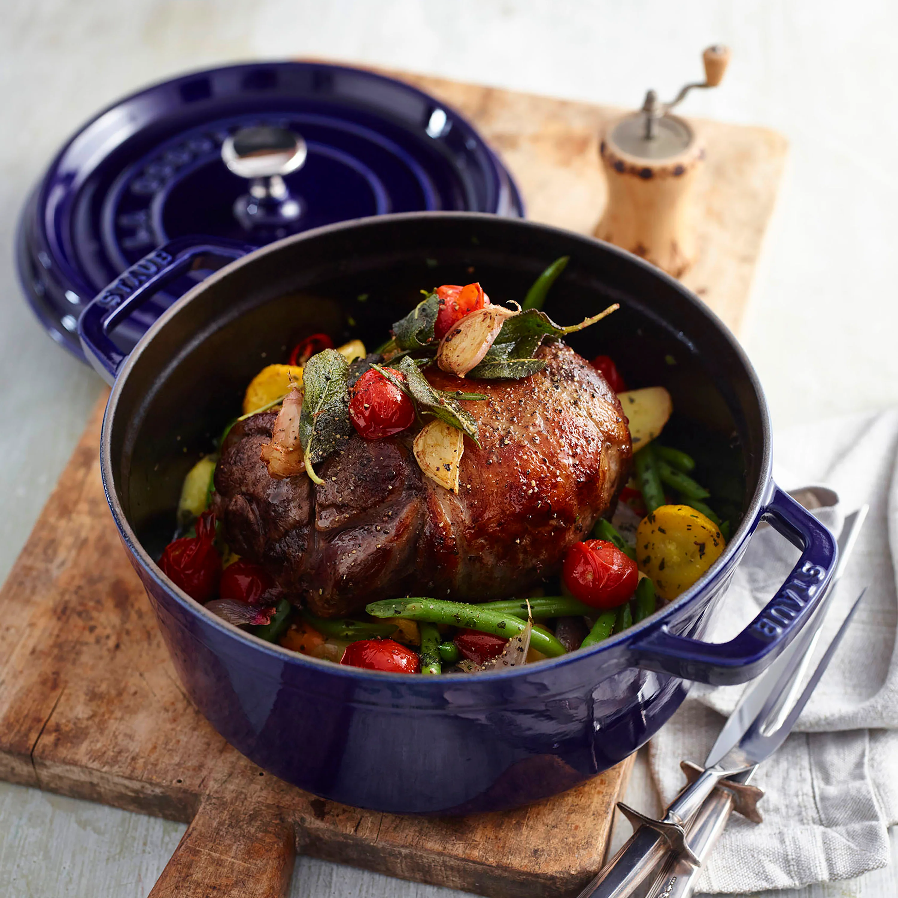 Staub 7-quart Sapphire Blue Round Dutch Oven - Image 3