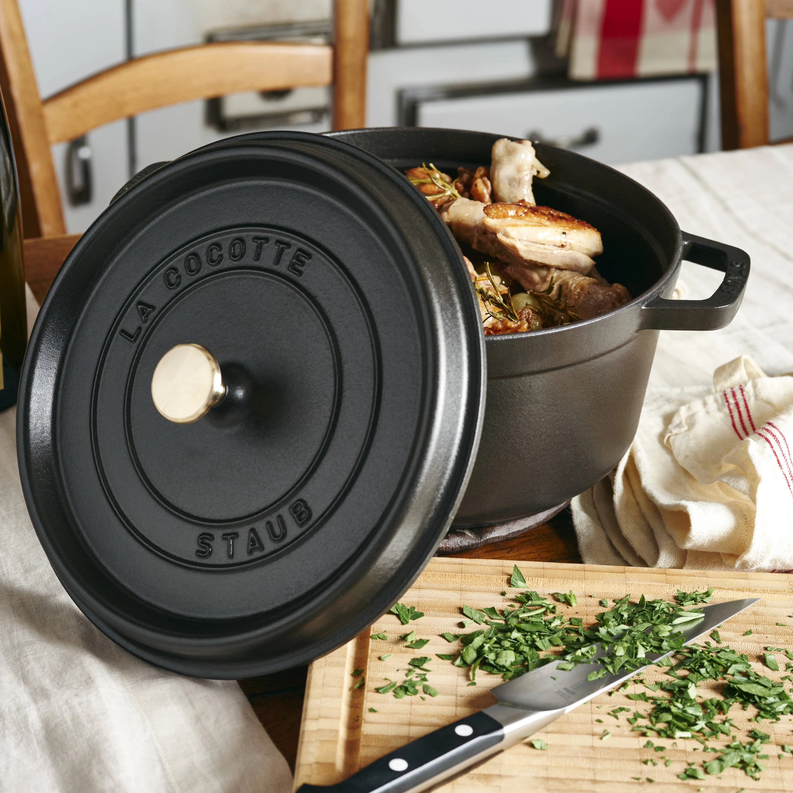 Staub 13.25-quart Matte Black Round Dutch Oven - Image 6