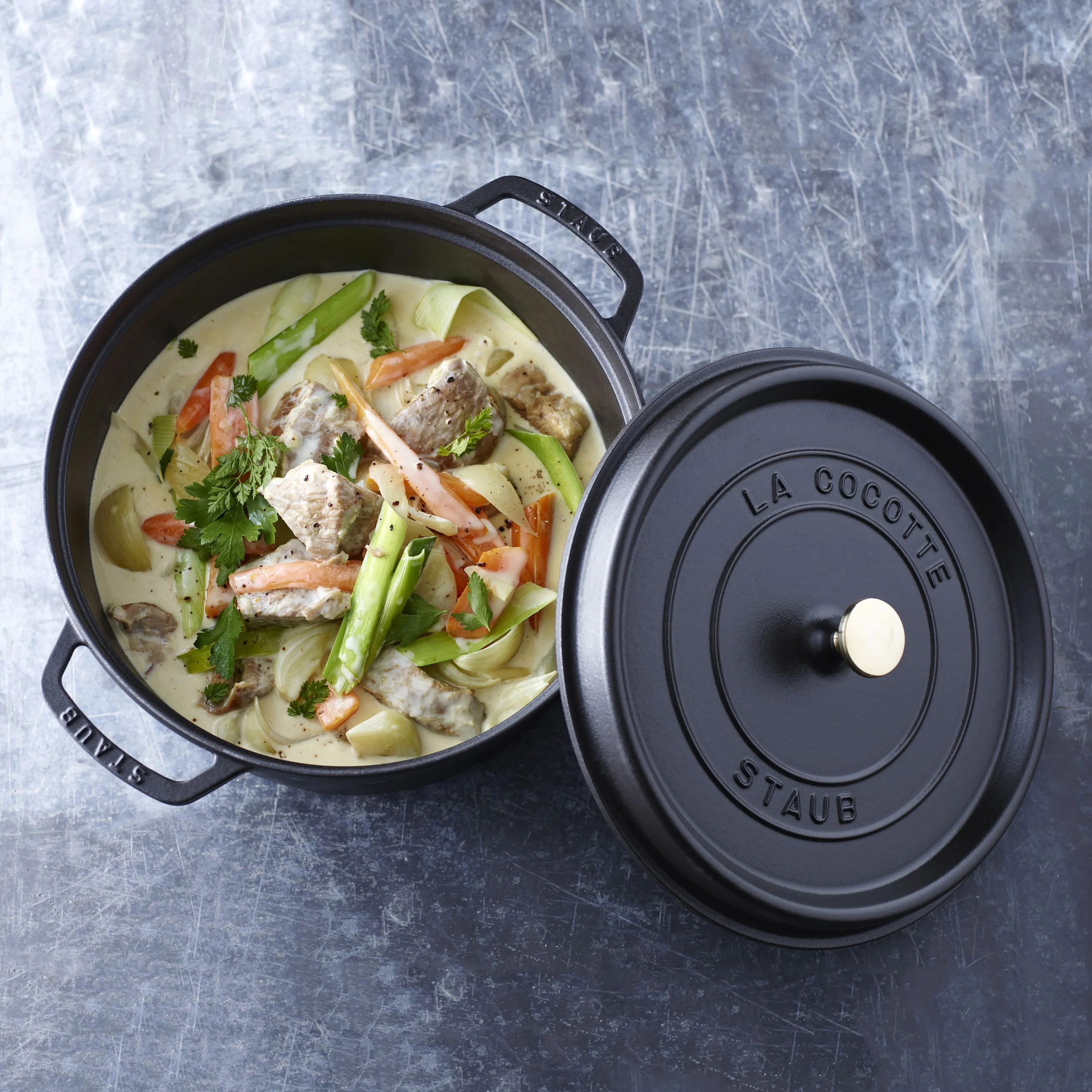 Staub 5.5-quart Matte Black Round Dutch Oven - Image 5