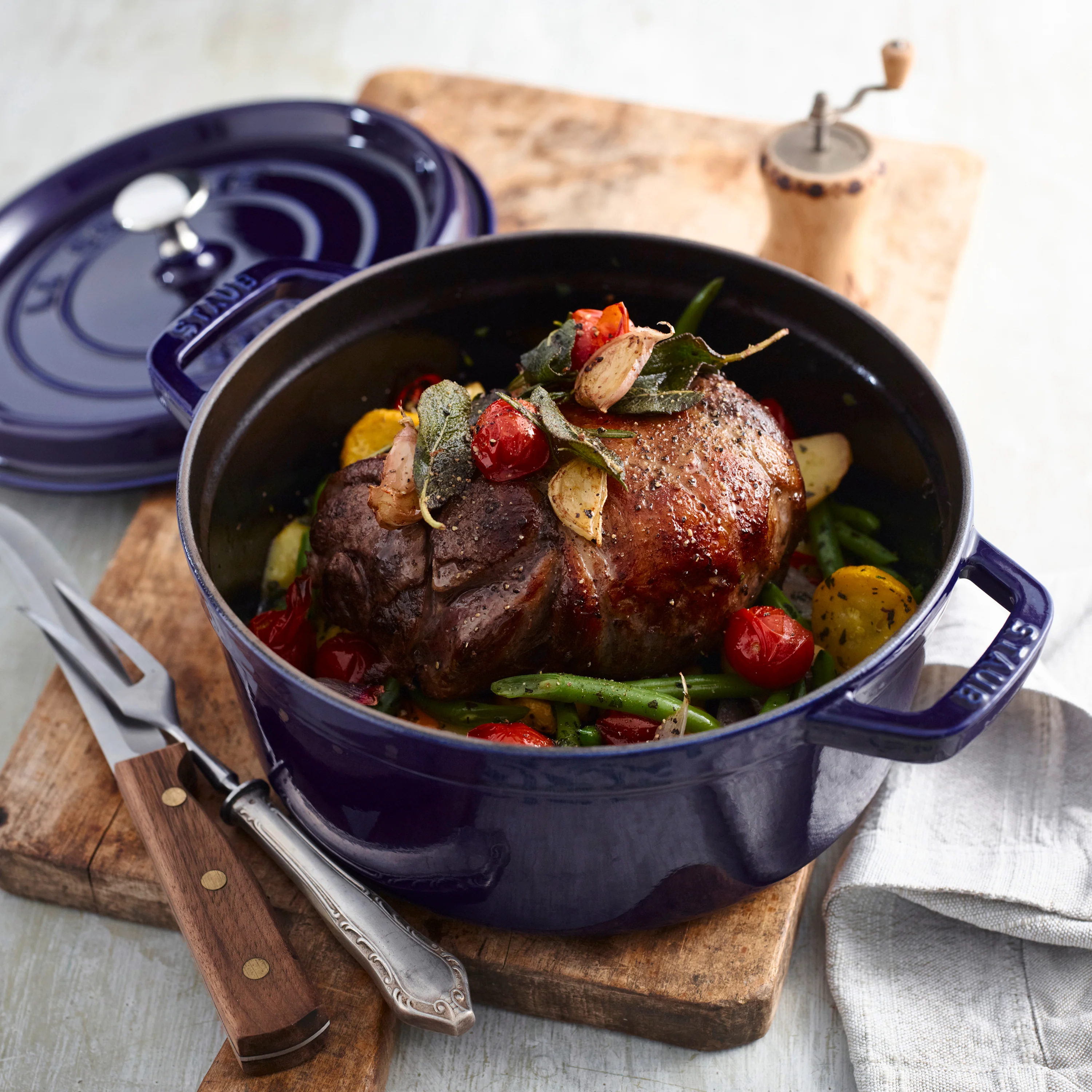 Staub 4-quart Sapphire Blue Round Dutch Oven - Image 5
