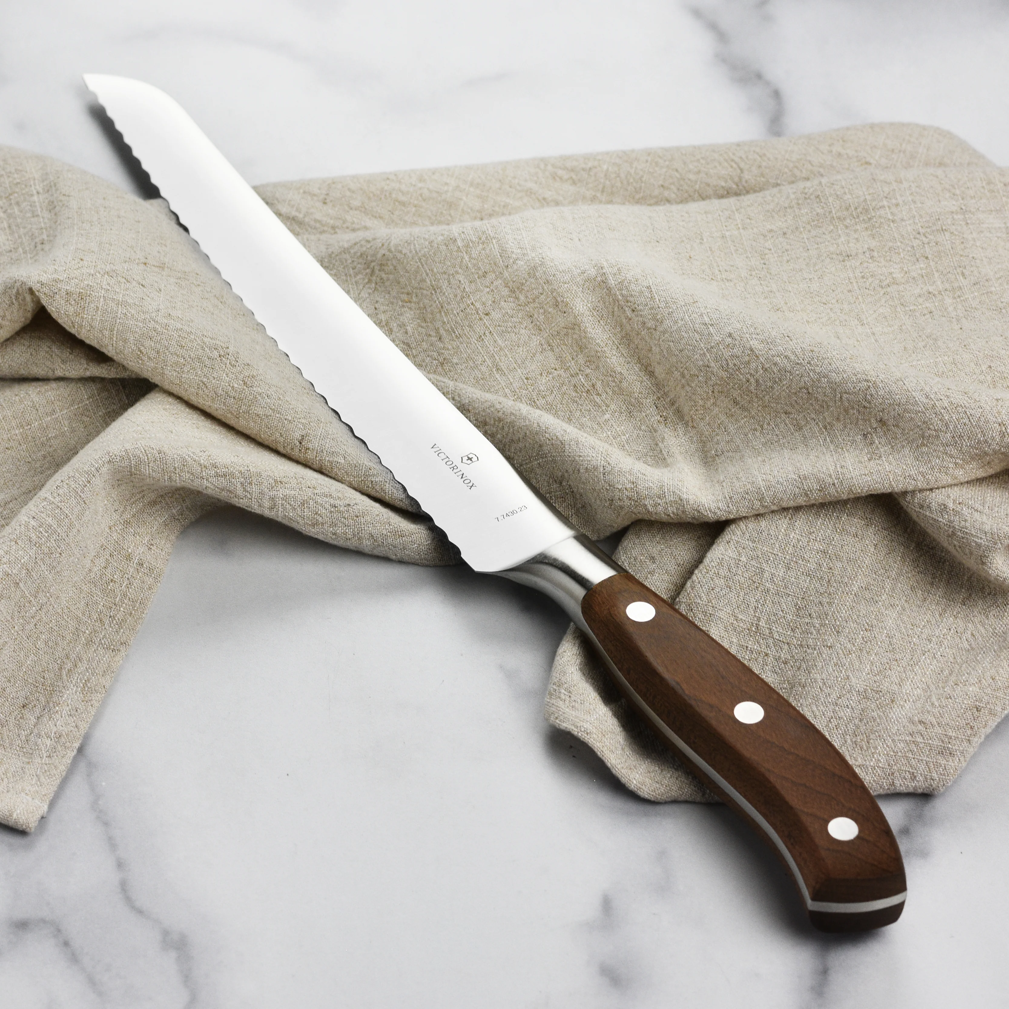Victorinox Grand Maitre Wood 9" Bread Knife - Image 5