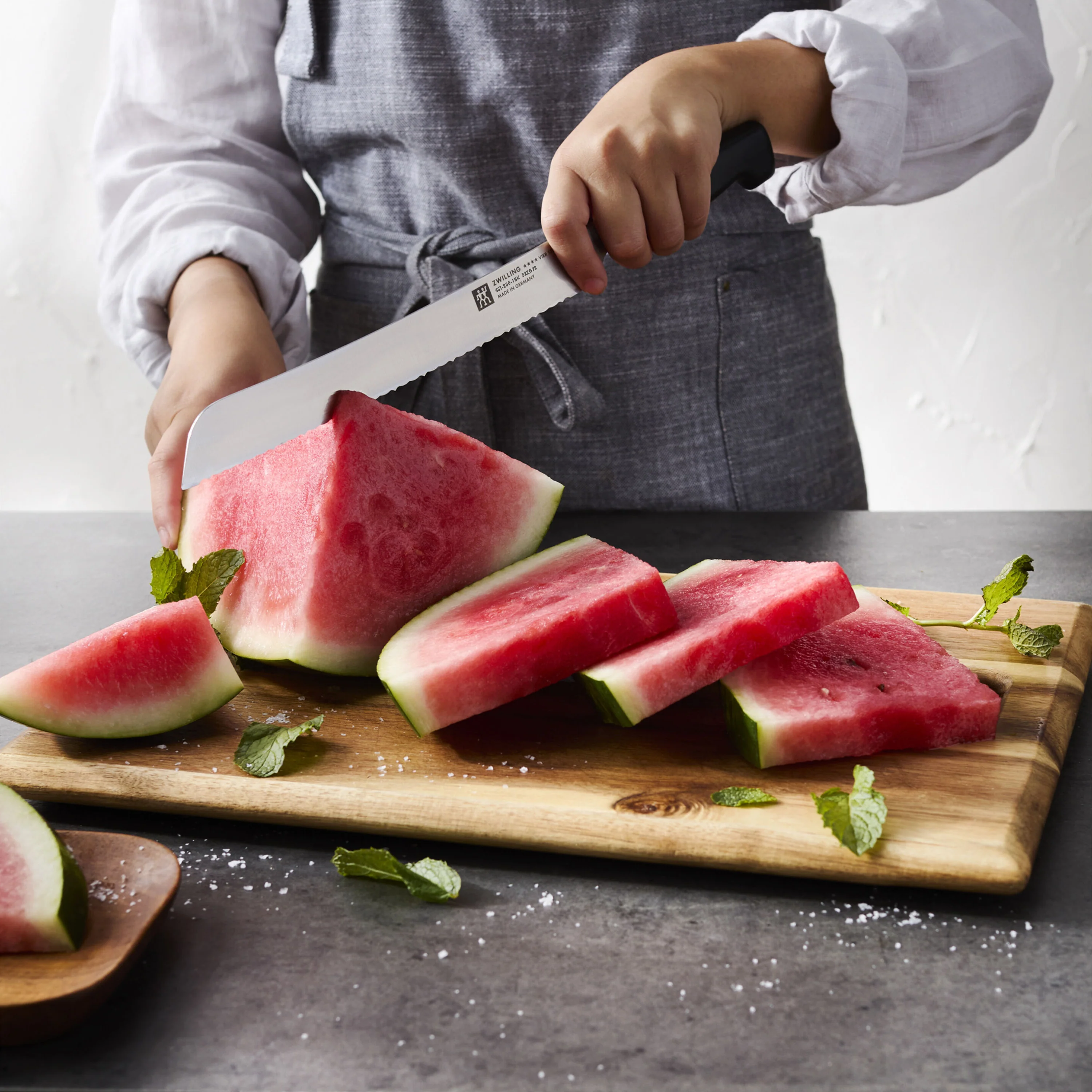 Zwilling Four Star 9" Country Bread Knife - Image 4